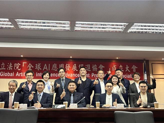 立法委員吳宗憲（前排左三）12日上午成立「全球AI應用發展促進協會」。（陳薏云攝）
