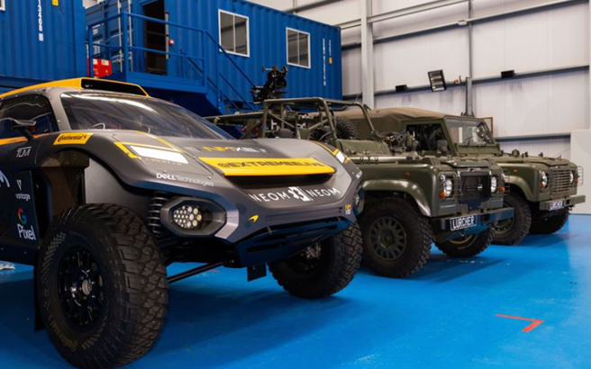 英国陆军武装电动越野车Land Rover「勒车犬」与麦拉伦电动越野赛车，一同展示。(翻摄自英国陆军网站)
　
