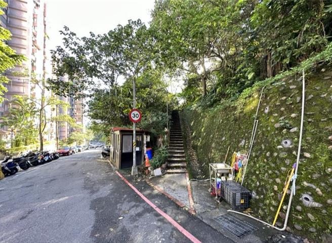 台北市都市计画委员会审议通过「修订台北市都市计画画定山坡地开发建筑管制规定」。(黄敬文翻摄)