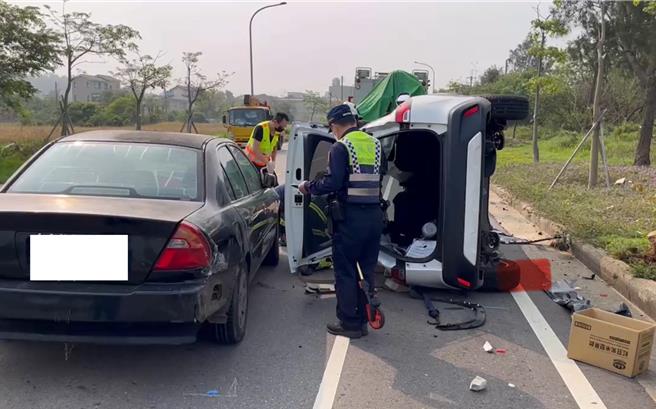 金門男子於今日上午8點多駕駛白色自小客車，行經金湖鎮瓊徑路往小徑方向時，不明原因擦撞前車右後車尾後翻覆於路旁，致使駕駛受傷受困車內待救援。(圖／民眾提供)
