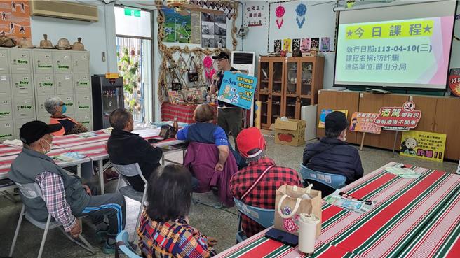 關山警分局至各地宣導防詐騙。（關山警分局提供／蔡旻妤台東傳真）