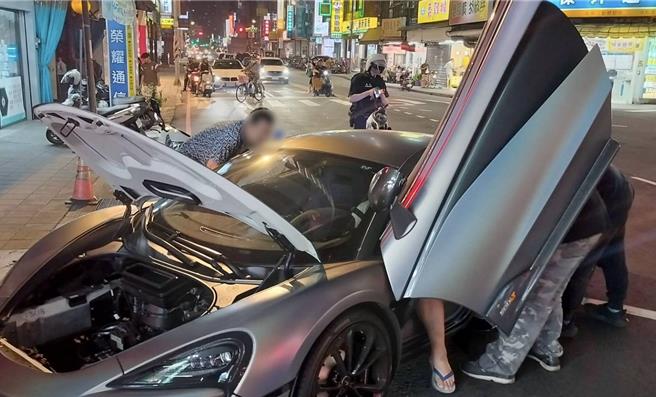 中和警员及热心民眾协助黄男从千万麦拉伦跑车内脱困。（中和警分局提供）