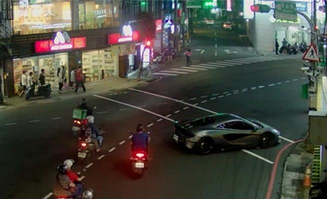 黄姓男子日前驾驶价格超过千万的麦拉伦McLAREN 600LT Spider载女友出游，由于许久未开，导致麦拉伦断电熄火，整辆车停在中和区景新街与安乐路口动弹不得。（中和警分局提供）