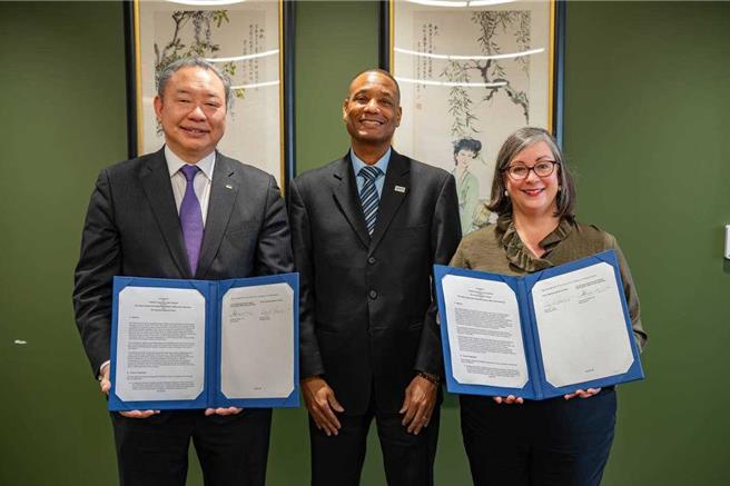 我国驻美代表俞大㵢于美东时间10日下午与美国在台协会（AIT）执行理事蓝莺（Ingrid Larson）共同签署《台美加勒比海区域技术合作协议》（外交部提供）