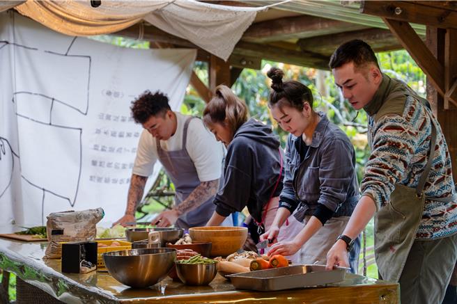 郭泓志（左起）、吴映洁、路嘉怡、姚元浩合力完成任务。（好看娱乐提供）