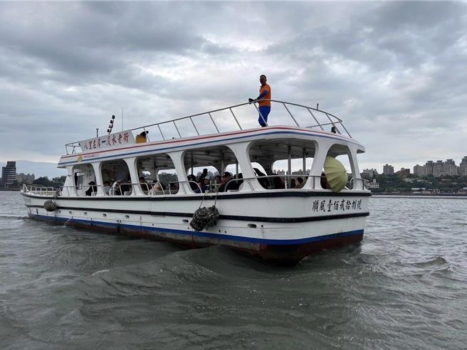 新北市淡水河口蓝色公路10日傍晚发生渡轮搁浅，53人受困沙洲。（取自新北市长侯友宜脸书专页／张铠乙新北传真）