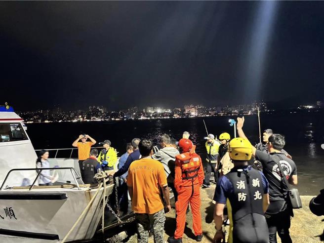 新北市淡水河口蓝色公路10日傍晚发生渡轮搁浅，53人受困沙洲，经消防局及海巡船艇协助，乘客平安上岸。（取自新北市长侯友宜脸书专页／张铠乙新北传真）