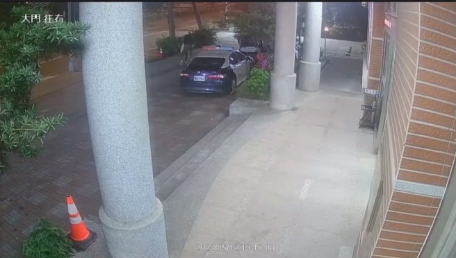 戴維斯公開事發當時派出所外面的監視器畫面。(取自戴維斯提供影片)