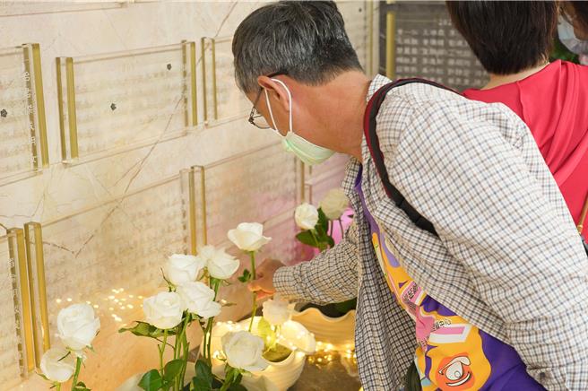 台中荣总12日上午举办器官捐赠感恩追思音乐会，邀请歷年器捐者、受赠者家属共同缅怀与祝福，民眾至院内器捐纪念墙献花感念捐赠者。（潘虹恩摄）