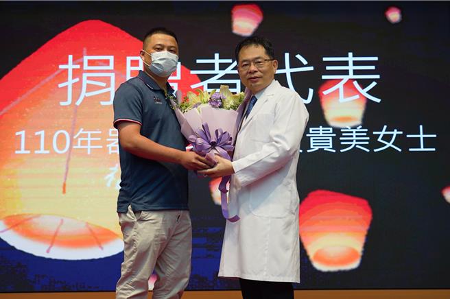 云林55岁黄女士2021年因脑内出血紧急送医，最终捐出肺臟、肝臟、两肾及两眼角膜助6人重生；台中荣总12日上午举办器官捐赠感恩追思音乐会，黄女士的儿子王先生（左）到场分享，台中荣总副院长吴杰亮（右）献花祝福。（潘虹恩摄）