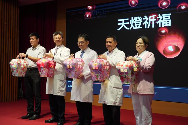 台中荣总自1984年迄今助逾634位器官捐赠者完成器捐心愿，台中荣总12日上午举办器官捐赠感恩追思音乐会，副院长吴杰亮（中）等人与现场家属共同点亮天灯寄情。（潘虹恩摄）