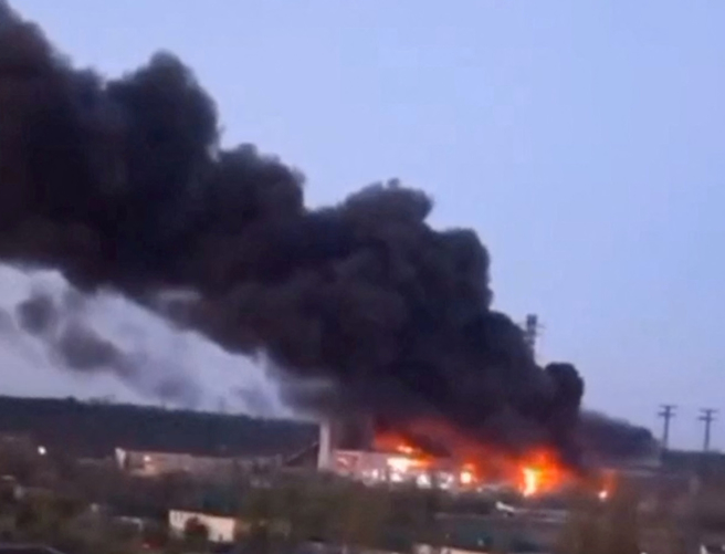 为基辅、切尔卡瑟（Cherkasy）和日托米尔（Zhytomyr）等地供电的乌克兰特里皮尔斯卡火力发电厂（Trypilska TPP）11日遇袭后，冒出阵阵浓烟。（路透）