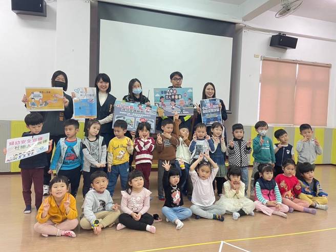 桃園分局警方前進校園宣導。（翻攝畫面）