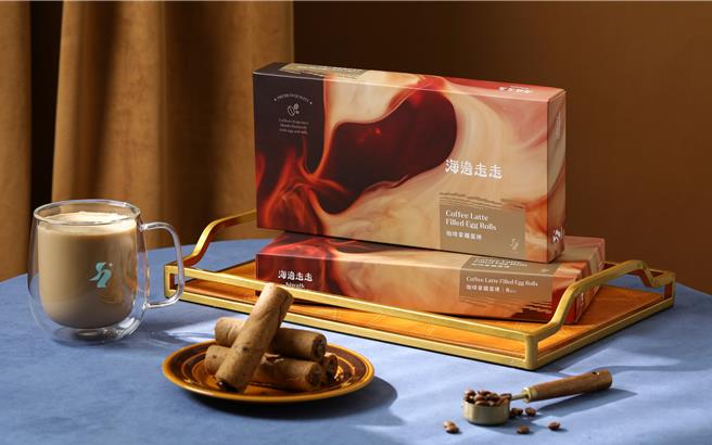 「咖啡拿鐵蛋捲」選用哥倫比亞咖啡豆搭配研磨腰果內餡，綿密而不甜膩，就像 在品味一杯香醇的拿鐵咖啡。(海邊走走提供)