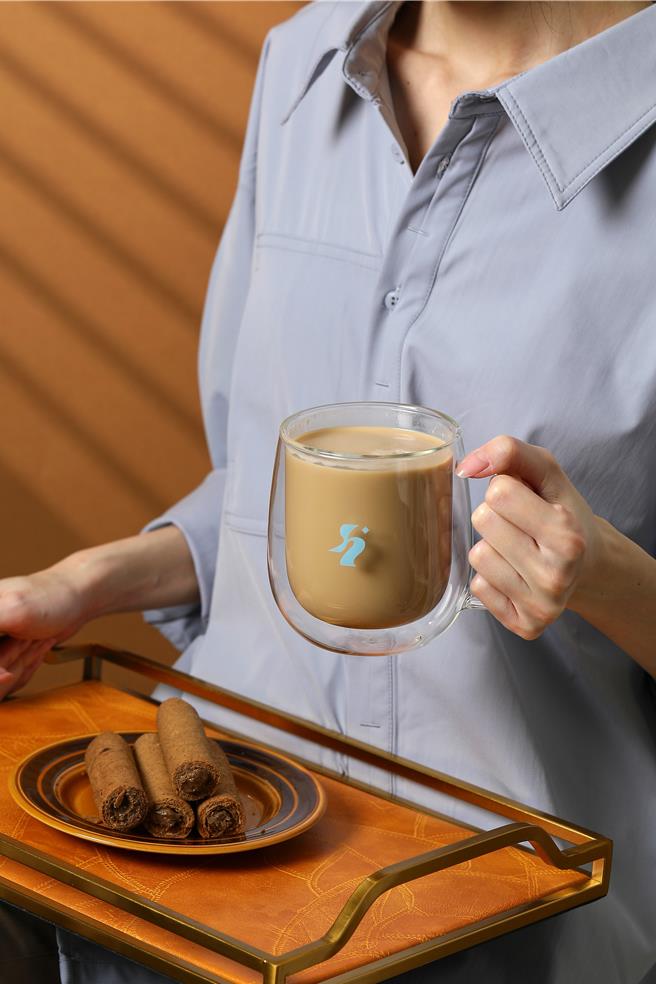 「海邊走走」推出獨家限量造型馬克杯，雙層透明玻璃杯身可隔絕冷熱，民眾在4月30日前購買指定品項，即贈限量造型馬克杯。(海邊走走提供)