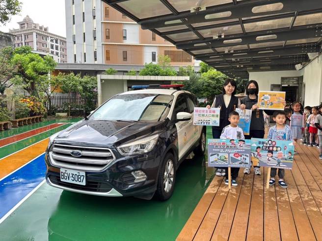 桃園分局警方前進校園宣導交通安全。（翻攝畫面）