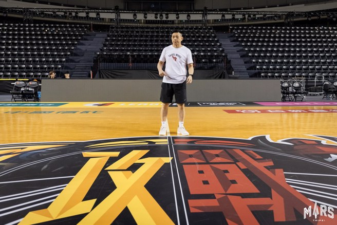 战神代总教练许皓程感受大巨蛋地板弹性。(台北战神提供)