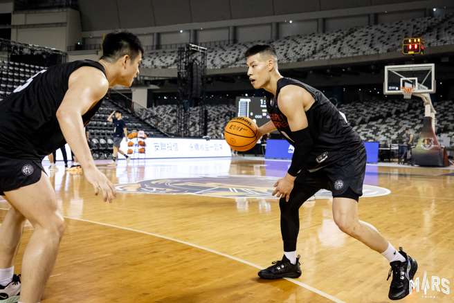 林秉圣在场上跟林励斗牛。(台北战神提供)