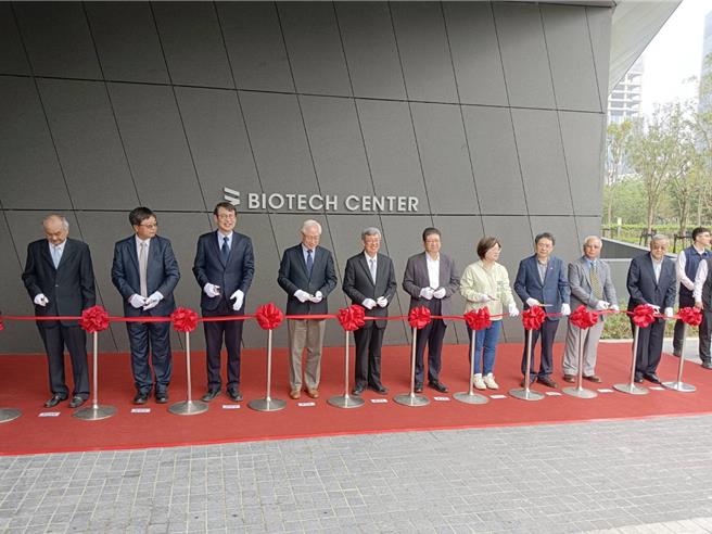 新竹生醫園區第3生技大樓啟用典禮，行政院陳建仁院（左五）等人參與，見證新竹生醫園區發展的里程碑。（邱立雅攝）