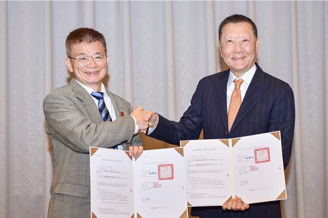 台师大吴正己校长（左）与雄狮集团王文杰董事长（右）进行签约仪式。(台师大提供)