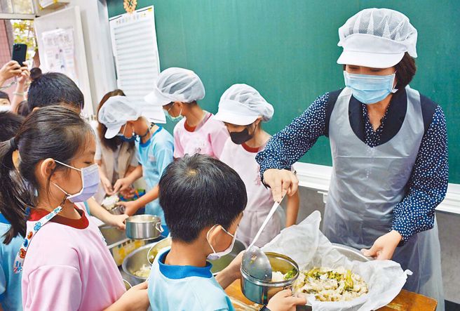 高雄市長陳其邁12日宣布，113學年度起學校營養午餐將加碼補助，從原本每生每餐補助2元，加碼補助提升到4元，合計補助經費增加至1億5000萬元。（示意圖/本報資料照）