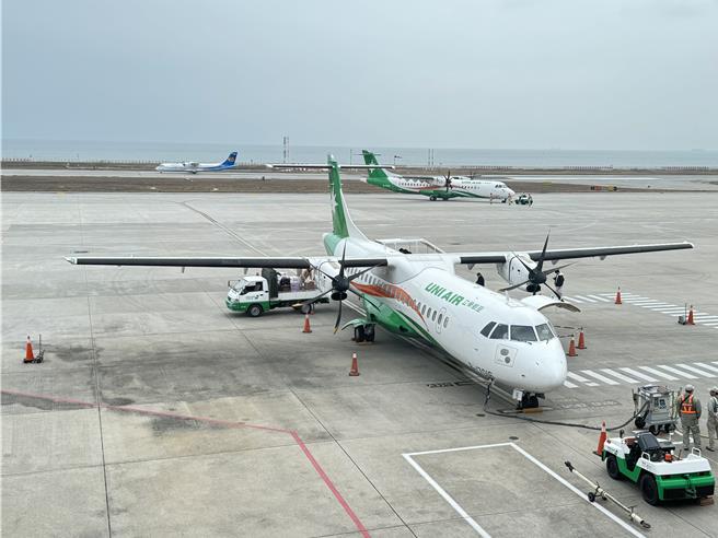 端午节连假首波台-金空中交通管制航线将提供380架次、共计3万3664个座位数，并自4月15日上午9时起开放订位。(于家麒摄)