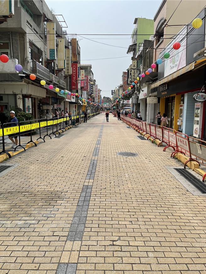 彰化警方12日在彰化市永樂商圈周遭道路布置600面車輛改道牌，永樂街被淨空，無人潮走動。（警方提供／孫英哲彰化傳真）