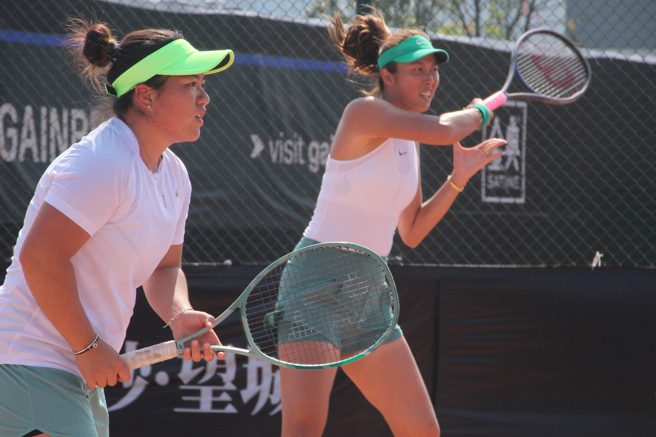 梁恩碩（左）、詹皓晴在金恩盃力戰紐西蘭女雙。（四維體育推廣教育基金會提供）