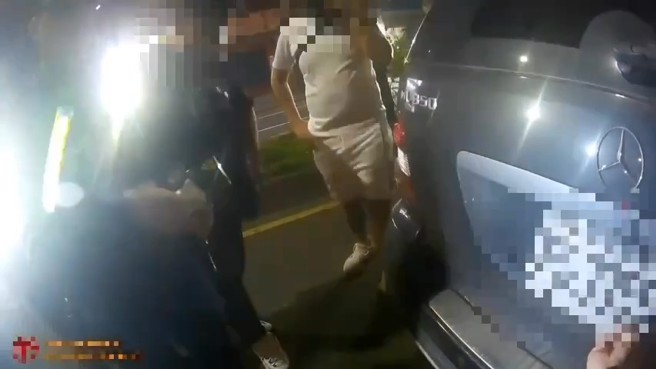 新北市1名陈姓男子驾驶宾士权利车，载着26岁黄姓男子，于三重区重阳路四段遭警方拦检。（翻摄画面）