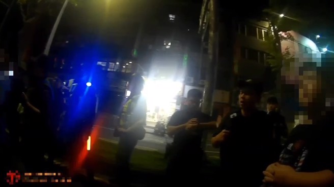 新北市1名陈姓男子驾驶宾士权利车，载着26岁黄姓男子，于三重区重阳路四段遭警方拦检，支援警力到场后，经警方于该车后座座椅目视可及之处发现电子烟油。（翻摄画面）