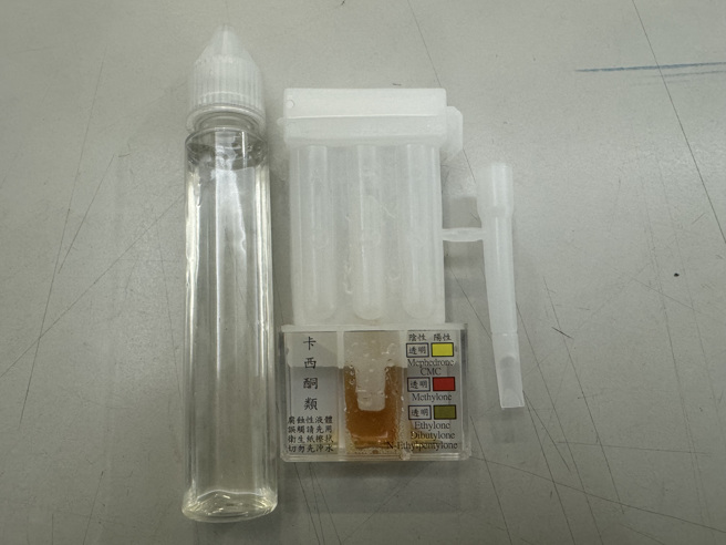 警方附带搜索，在车上发现电子烟油，遂将驾驶人带返所并以卡西酮试剂检验呈阳性反应，电子烟油经磅秤后毛重23.93公克。（图／警方提供）