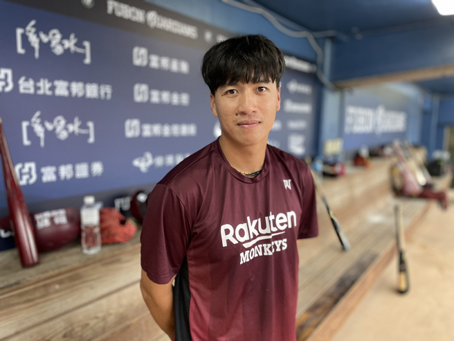 樂天桃猿林立9日被不規則彈跳打到頭下二軍休養，12日仍隨隊來到新莊。（毛琬婷攝）