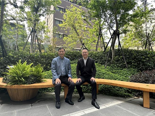 「枫Park」选用的植栽以大型乔木为主，更配合枫树特区特色选用枫香、台湾榉木等，后方庭园绿意盎然且有多样化植栽设计。（业者提供）