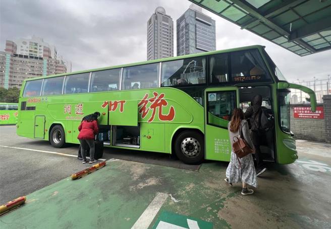 國道客運路線高速公路段基本運價上次調整已是2006年，交通部交通費率審議會今同意調整。（本報資料照）