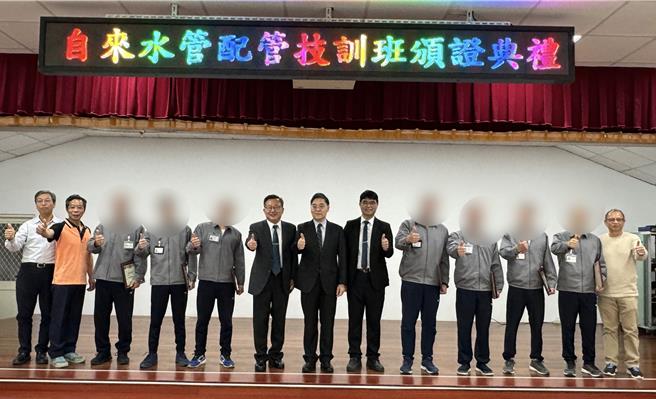 颁证典礼上，7位通过检定的学员，在来宾与全监同学的观礼祝福下，脸上满溢着欣喜与信心。(于家麒摄)