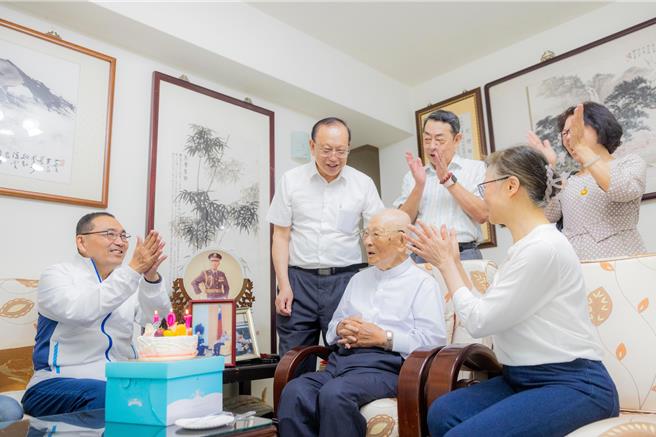 退役上将许歷农107岁生日，新北市长侯友宜前往许家贺寿献祝福。（摘自侯友宜脸书）