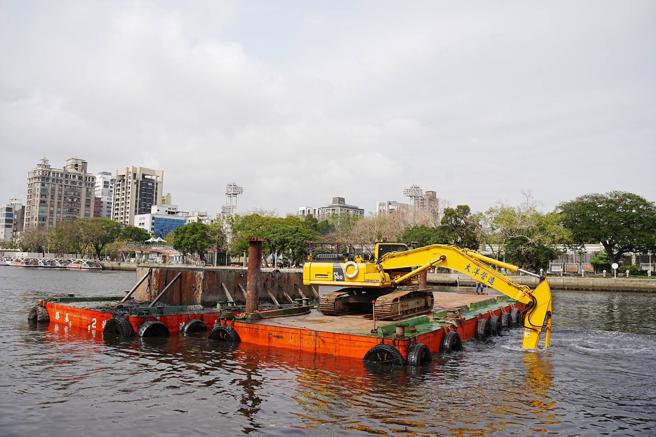 怪手搭着桶筏在爱河河面上作业（图片来源：高雄市水利局提供）
