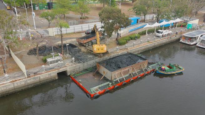 底泥挖运必须等脱水沉淀后才会运出工区（图片来源：高雄市水利局提供）