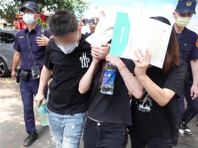 台中市大雅区11日发生纵火酿成3死1伤惨剧，台中地检署检察官温雅惠12日上午会同法医相验遗体，採集DNA比对确定人别，杨男家属到场不发一语。（潘虹恩摄）