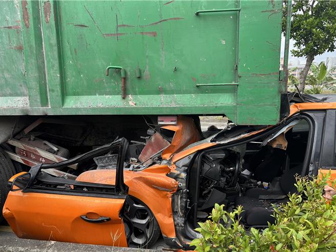 台东市临海路今天傍晚发生轿车追撞大货车意外。（读者提供／蔡旻妤台东传真）