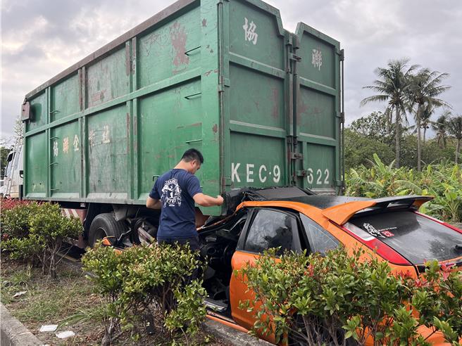 台东市临海路今天傍晚发生轿车追撞大货车意外。（读者提供／蔡旻妤台东传真）