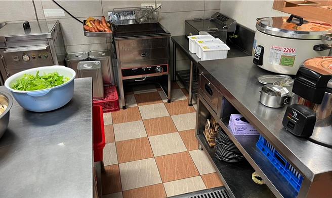 管辖儿童新乐园的台北捷运公司表示，获报后即刻展开调查，发现是高丽菜在保存过程中刀切面的边缘产生氧化现象，已立即要求厂商先使用小白菜等食材，避免使用较易因刀切产生氧化现象的高丽菜。（北捷提供／丁上程台北传真）