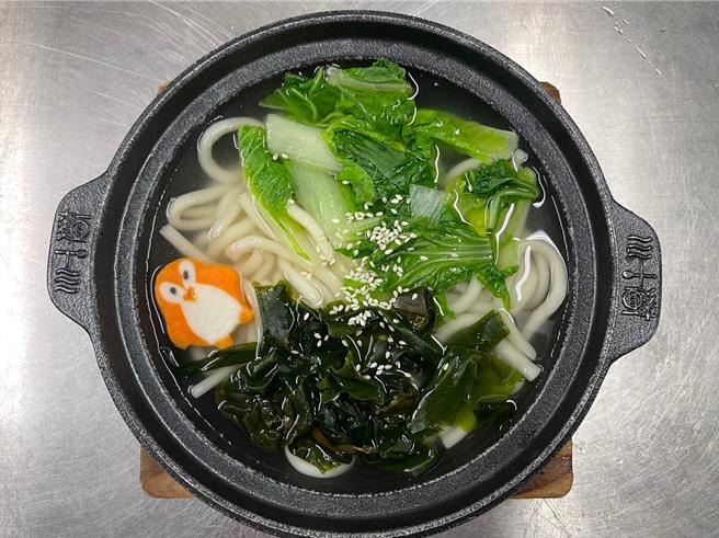 管辖儿童新乐园的台北捷运公司表示，获报后即刻展开调查，发现是高丽菜在保存过程中刀切面的边缘产生氧化现象，已立即要求厂商先使用小白菜等食材，避免使用较易因刀切产生氧化现象的高丽菜。（北捷提供／丁上程台北传真）