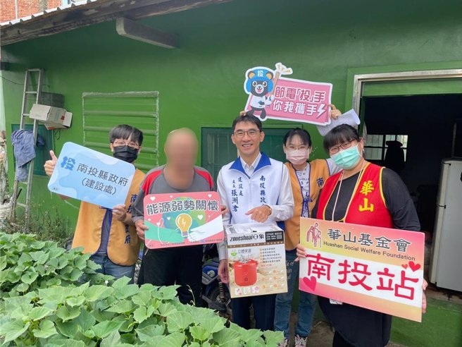南投縣建設處長張洲滄訪視弱勢家庭，贈送南投市獨居老先生節能電鍋，並宣導用電安全。（南投縣政府提供／楊靜茹南投傳真）