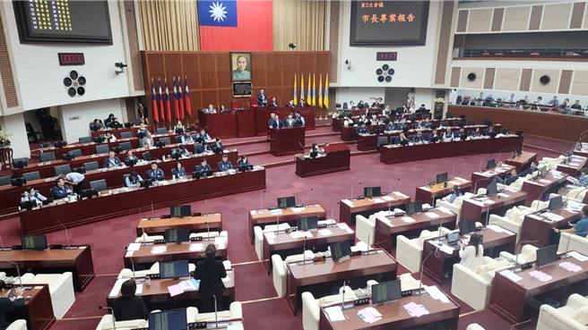 针对台智光争议，台北市长蒋万安12日上午前往台北市议会做专案报告，面对民眾党市议员的质询，双方一度争执的面红耳赤。(黄敬文摄)