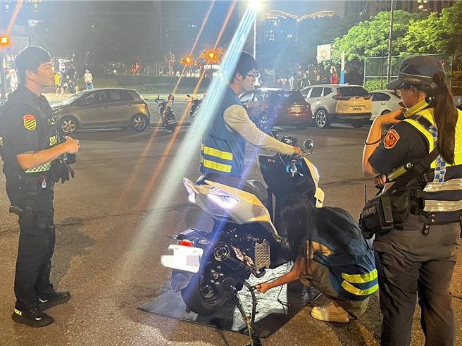 桃園中壢警方在青埔地區實施靜桃專案加強攔檢。（翻攝照片／蔡明亘桃園傳真）