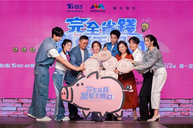 黃柏峰(左起)、陳語安、TVBS 副總經理 郝孝祖、郭書瑤、林子閎、TVBS總經理 劉文硯、林鶴軒、潘映竹開心出席記者會。（TVBS提供）