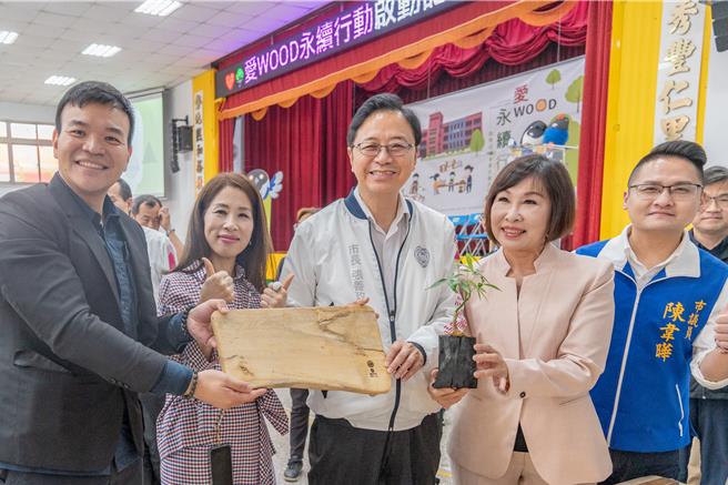 桃园市政府与森林循环碳经济创生有限公司（REWOOD）合作，将汰换课桌椅有效再利用。（桃市府提供／蔡明亘桃园传真）