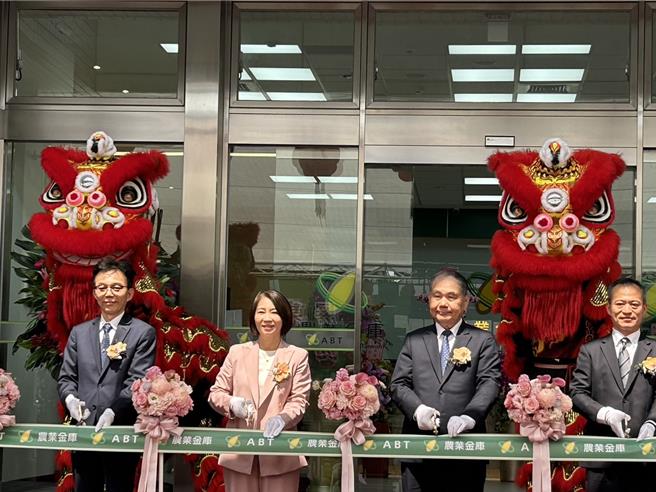 全国农业金库董事长吴明敏（右二）12日正式成立屏东分行，屏东县长周春米（左二）称，屏东分行的房贷仍维持固定利率1.81％，差额将由县府负担。（谢佳潾摄）