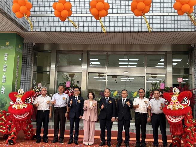 全国农业金库董事长吴明敏（右四）12日正式成立屏东分行，屏东县长周春米（左四）称，屏东分行的房贷仍维持固定利率1.81％，差额将由县府负担。（谢佳潾摄）